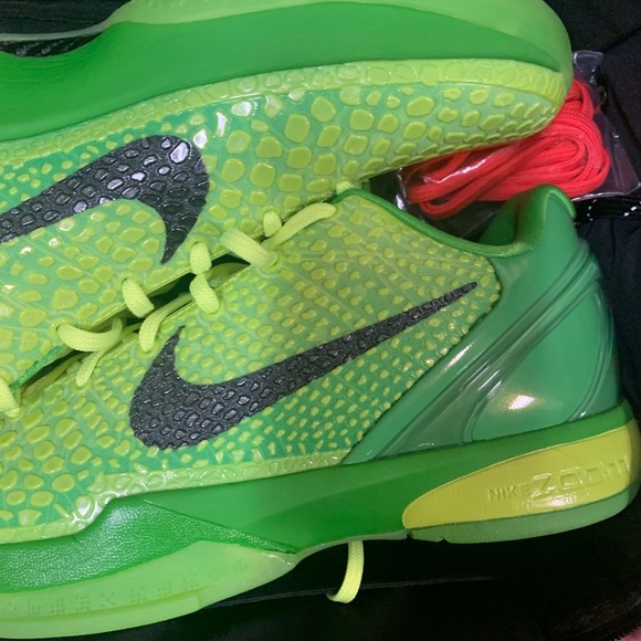 Nike Kobe grinches new with both laces red and green